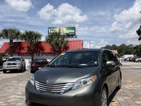 Used 2014 Toyota Sienna Limited w/ Limited Premium Package FWD image 13