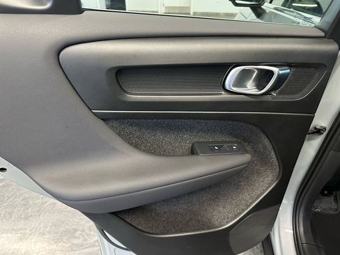 Used 2025 Volvo XC40 B5 Core image 12