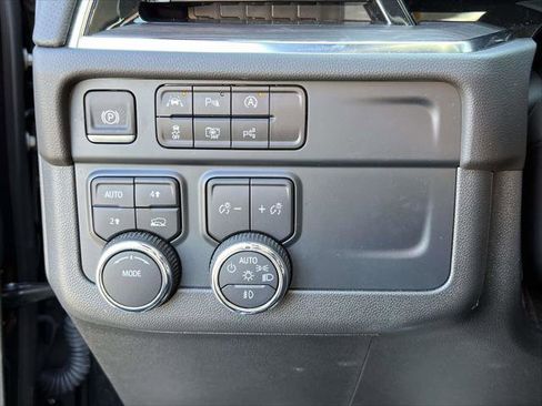 Used 2025 Chevrolet Suburban Premier image 20