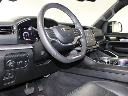 Used 2023 Jeep Wagoneer L Series II AWD/4WD image 18