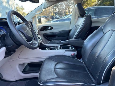 Used 2023 Chrysler Pacifica Limited image 10