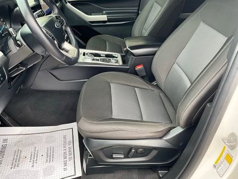 Used 2024 Ford Explorer XLT image 4