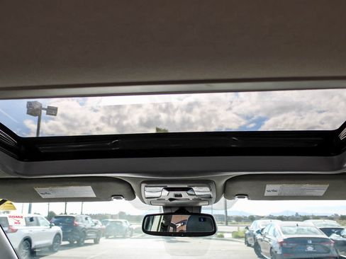 Used 2018 Toyota Sienna SE image 16