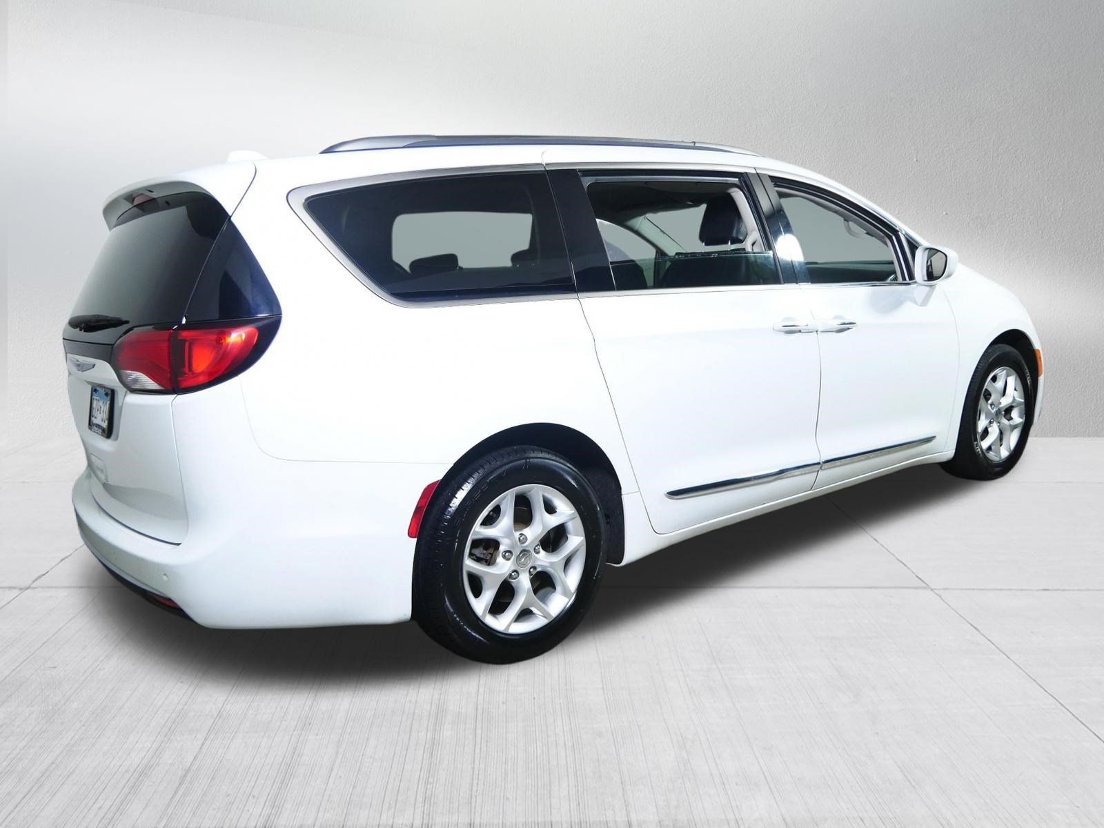 Used 2020 Chrysler Pacifica Touring-L w/ Tire & Wheel Group FWD image 7