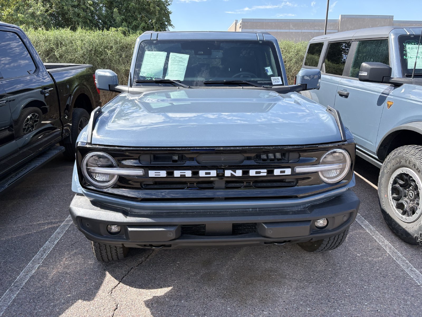 Used 2025 Ford Bronco Outer Banks AWD/4WD image 2