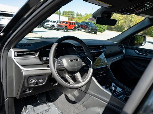 New 2025 Jeep Grand Cherokee Laredo X image 13