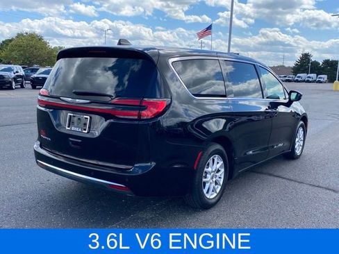 Used 2024 Chrysler Pacifica Touring-L image 4