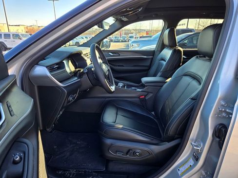 New 2025 Jeep Grand Cherokee Limited image 12