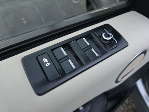 Used 2017 Land Rover Discovery HSE image 27