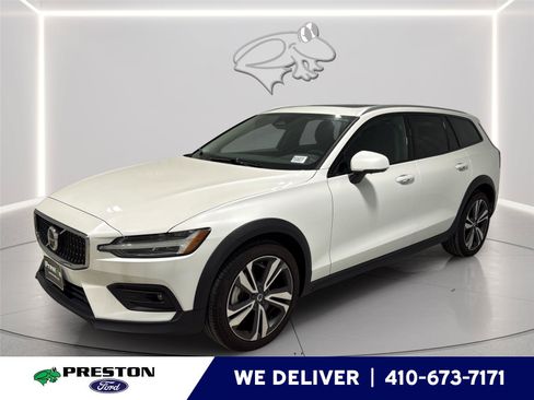 Used 2025 Volvo V60 B5 Cross Country Plus AWD/4WD image 1