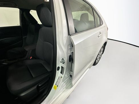 Used 2025 Toyota Corolla LE FWD image 12