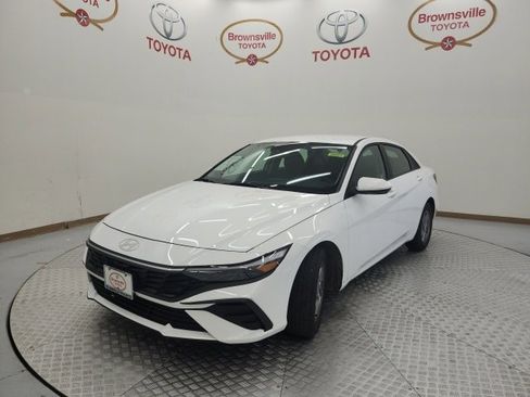Used 2025 Hyundai Elantra SE image 2
