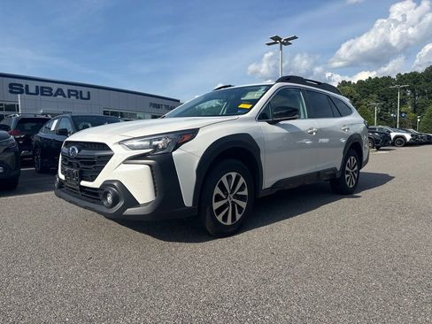 Used 2025 Subaru Outback Premium AWD/4WD image 2