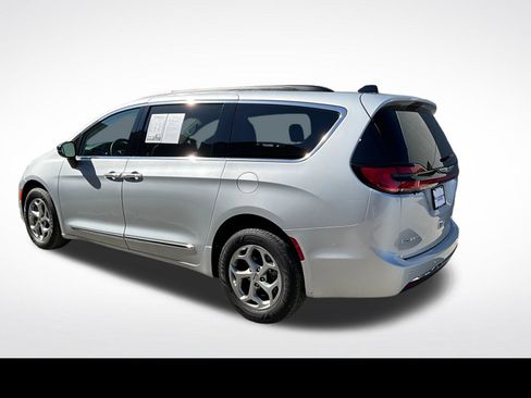 Used 2023 Chrysler Pacifica Limited AWD/4WD image 14