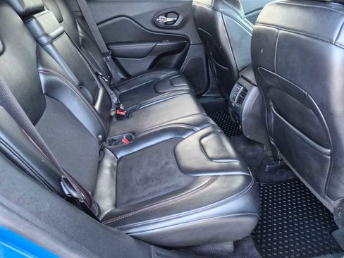 Used 2019 Jeep Cherokee Trailhawk AWD/4WD image 23
