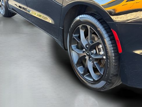 Used 2025 Chrysler Pacifica Limited FWD image 8