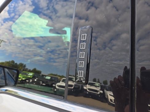 Used 2023 Ford F150 Platinum w/ FX4 Off-Road Package image 38