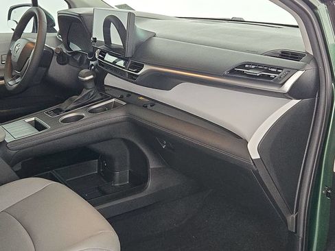 Used 2025 Toyota Sienna XLE FWD image 34