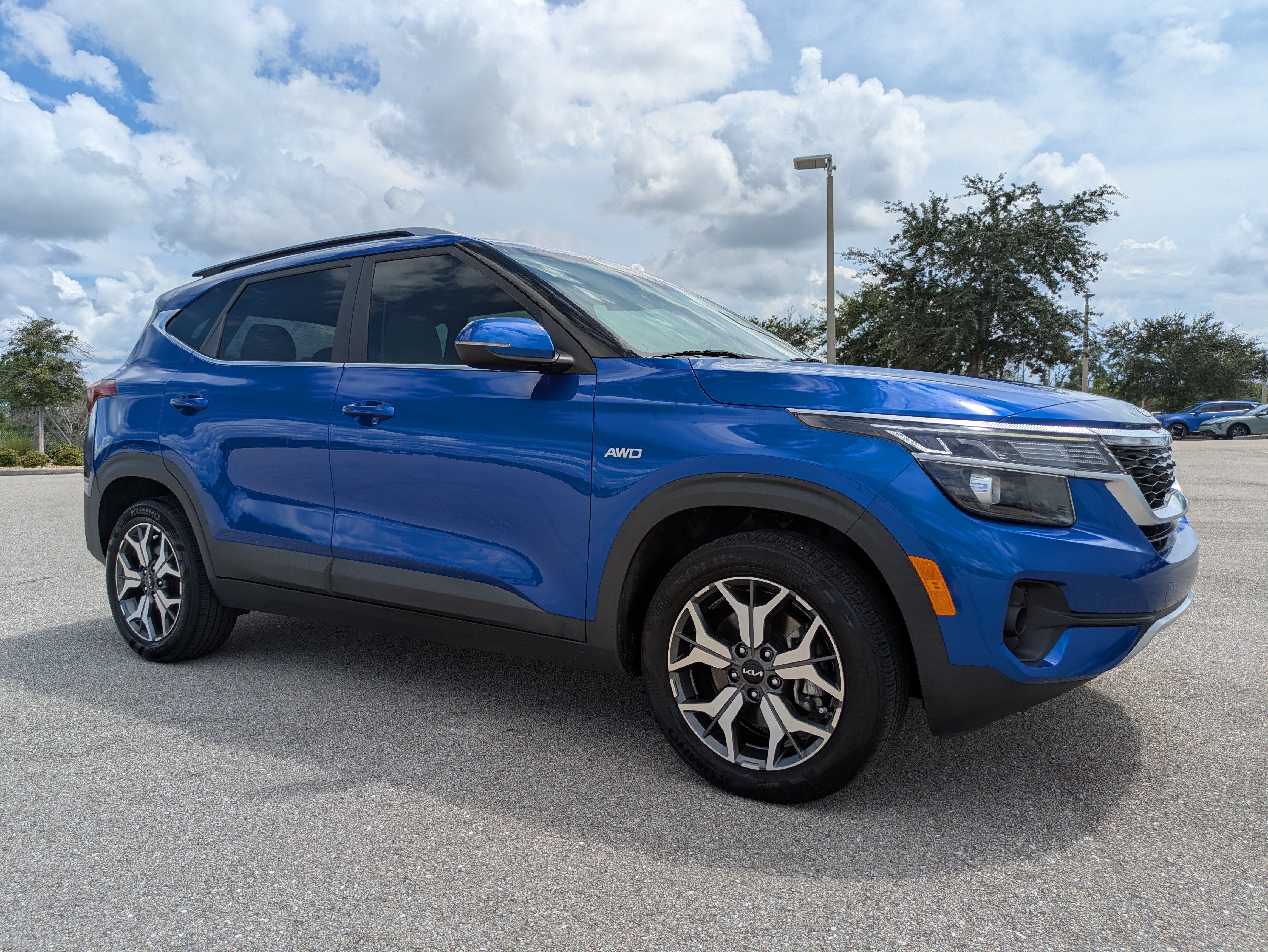 Used 2023 Kia Seltos EX AWD/4WD image 2