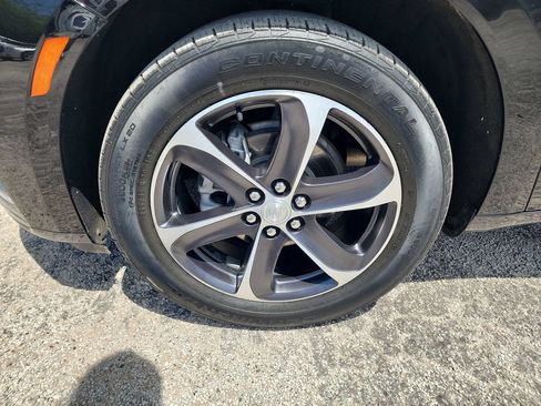 Used 2022 Buick Enclave Essence w/ Sport Touring Edition FWD image 9