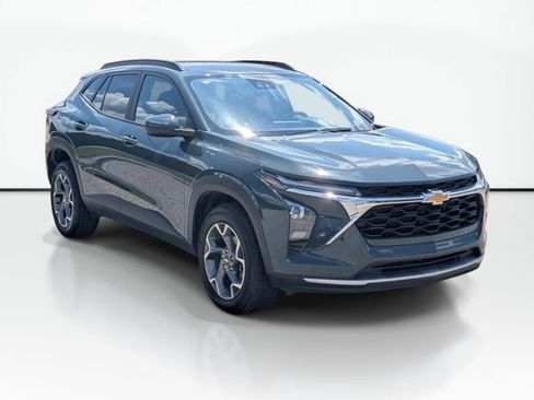 Used 2025 Chevrolet Trax LT FWD image 4