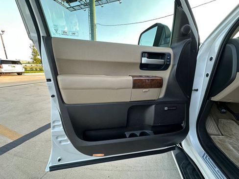 Used 2008 Toyota Sequoia Platinum RWD image 39