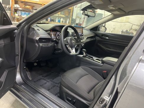 Used 2024 Nissan Altima 2.5 SV FWD image 11