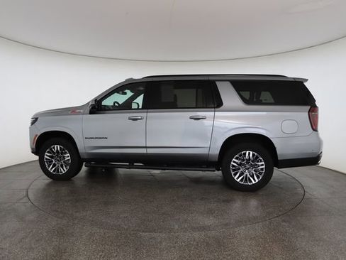 Used 2025 Chevrolet Suburban Z71 image 8