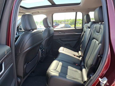 Certified 2024 Jeep Grand Cherokee Limited AWD/4WD image 10