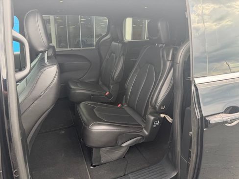 Used 2025 Chrysler Pacifica Select FWD image 11