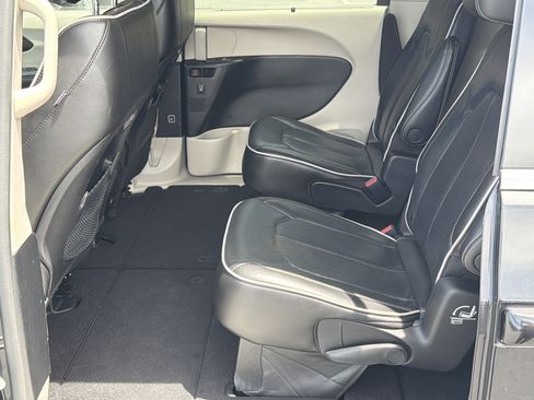 Used 2022 Chrysler Pacifica Limited FWD image 31