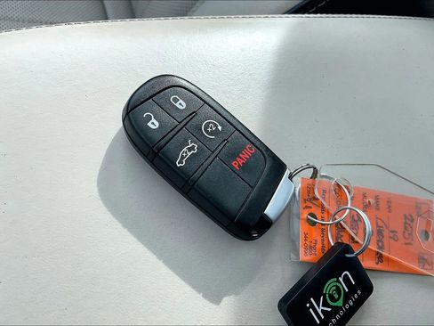 Used 2019 Chrysler 300 C w/ Safetytec Plus Group image 10