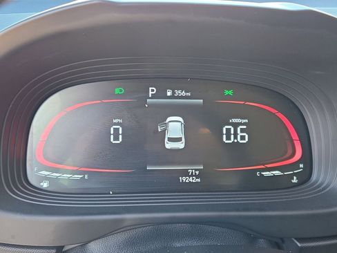 Used 2025 Hyundai Venue SEL FWD image 18
