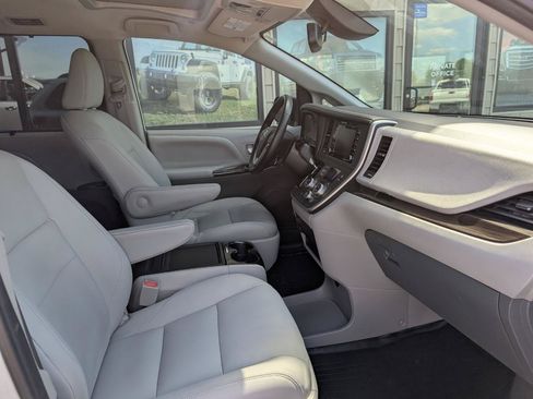 Used 2020 Toyota Sienna XLE w/ XLE Navigation Package FWD image 23
