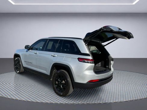 Used 2024 Jeep Grand Cherokee Altitude AWD/4WD image 7
