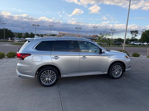 Used 2021 Mitsubishi Outlander 4WD Plug-In Hybrid image 8
