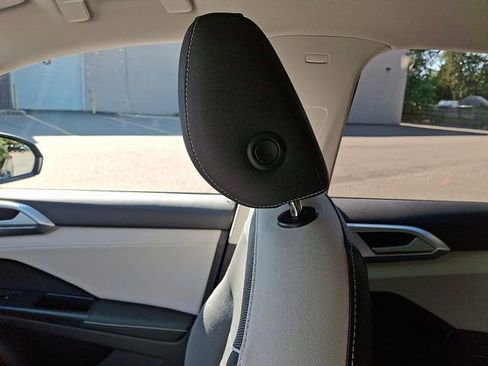 Certified 2025 Volkswagen Taos SE image 17