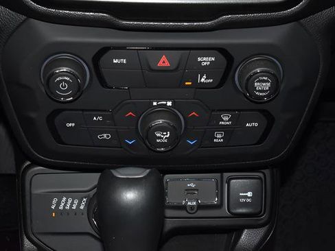 Certified 2021 Jeep Renegade Trailhawk w/ Trailer Tow Group AWD/4WD image 17
