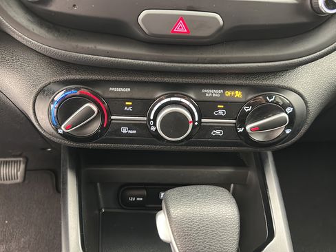 Used 2025 Kia Soul LX w/ LX Technology Package FWD image 17