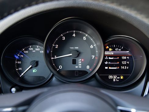 Certified 2024 Porsche Macan AWD/4WD image 9