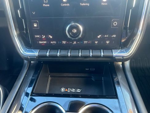 Used 2025 GMC Yukon Elevation AWD/4WD image 4