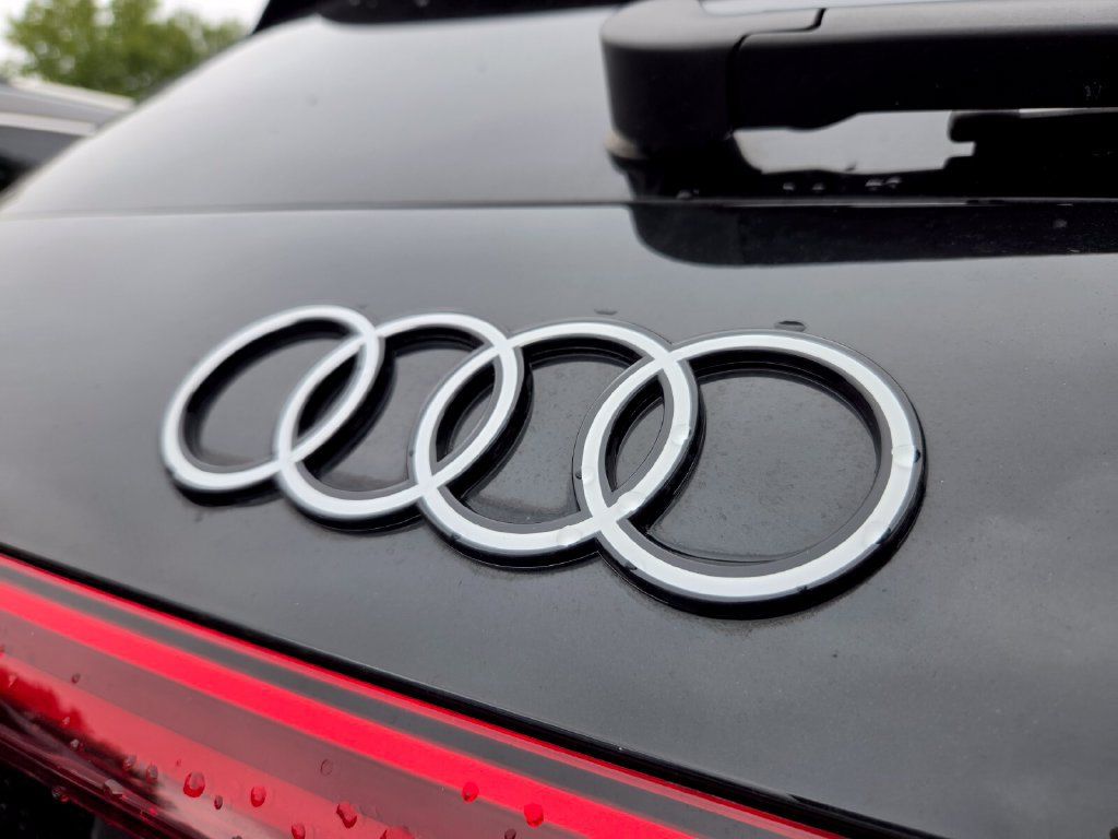 Used 2025 Audi Q5 Premium w/ Convenience Package AWD/4WD image 11
