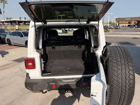 Used 2021 Jeep Wrangler Unlimited Sahara AWD/4WD image 18