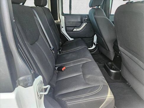 Used 2015 Jeep Wrangler Unlimited Rubicon w/ Connectivity Group AWD/4WD image 18