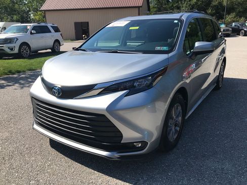 Used 2025 Toyota Sienna XLE AWD/4WD image 4