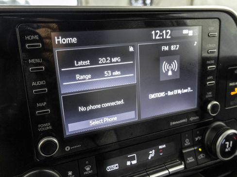 Used 2022 Toyota Highlander LE AWD/4WD image 29