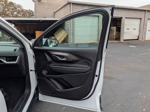 Used 2024 GMC Terrain SLT image 29