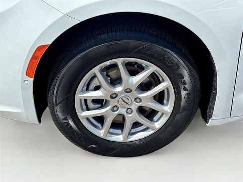 Used 2023 Chrysler Pacifica Touring-L FWD image 31