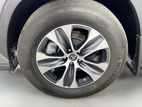 Used 2024 Toyota Highlander XLE image 14