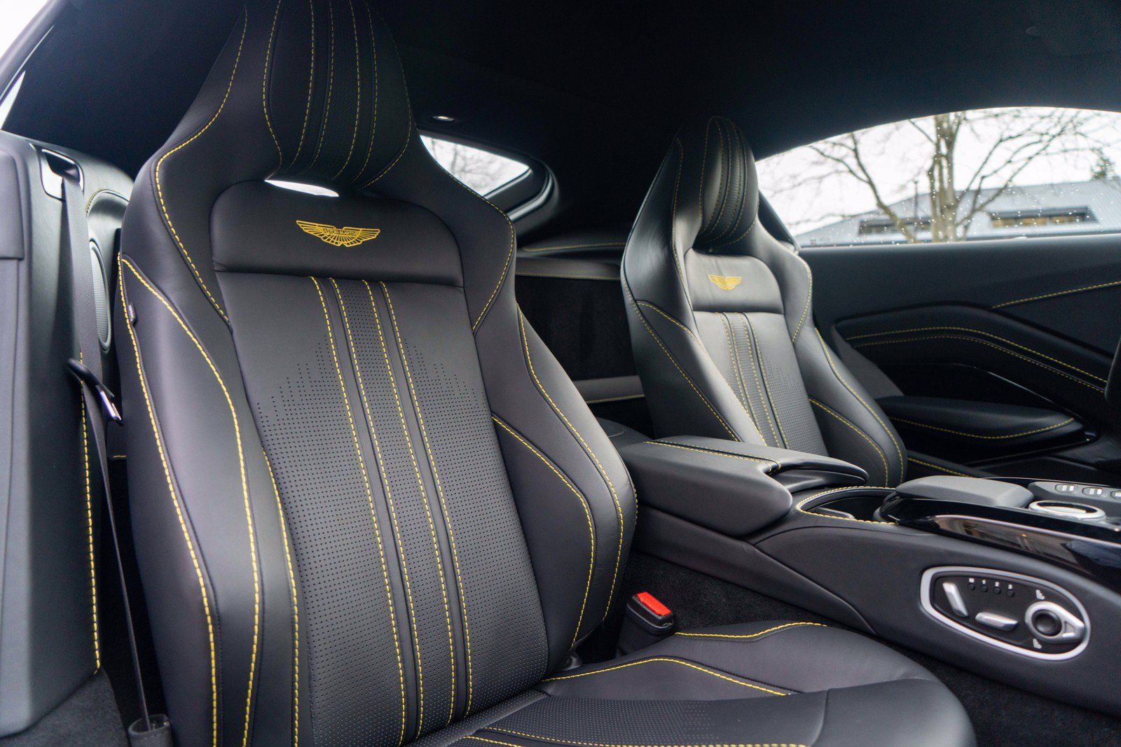 Used 2023 Aston Martin V8 Vantage Coupe RWD image 38